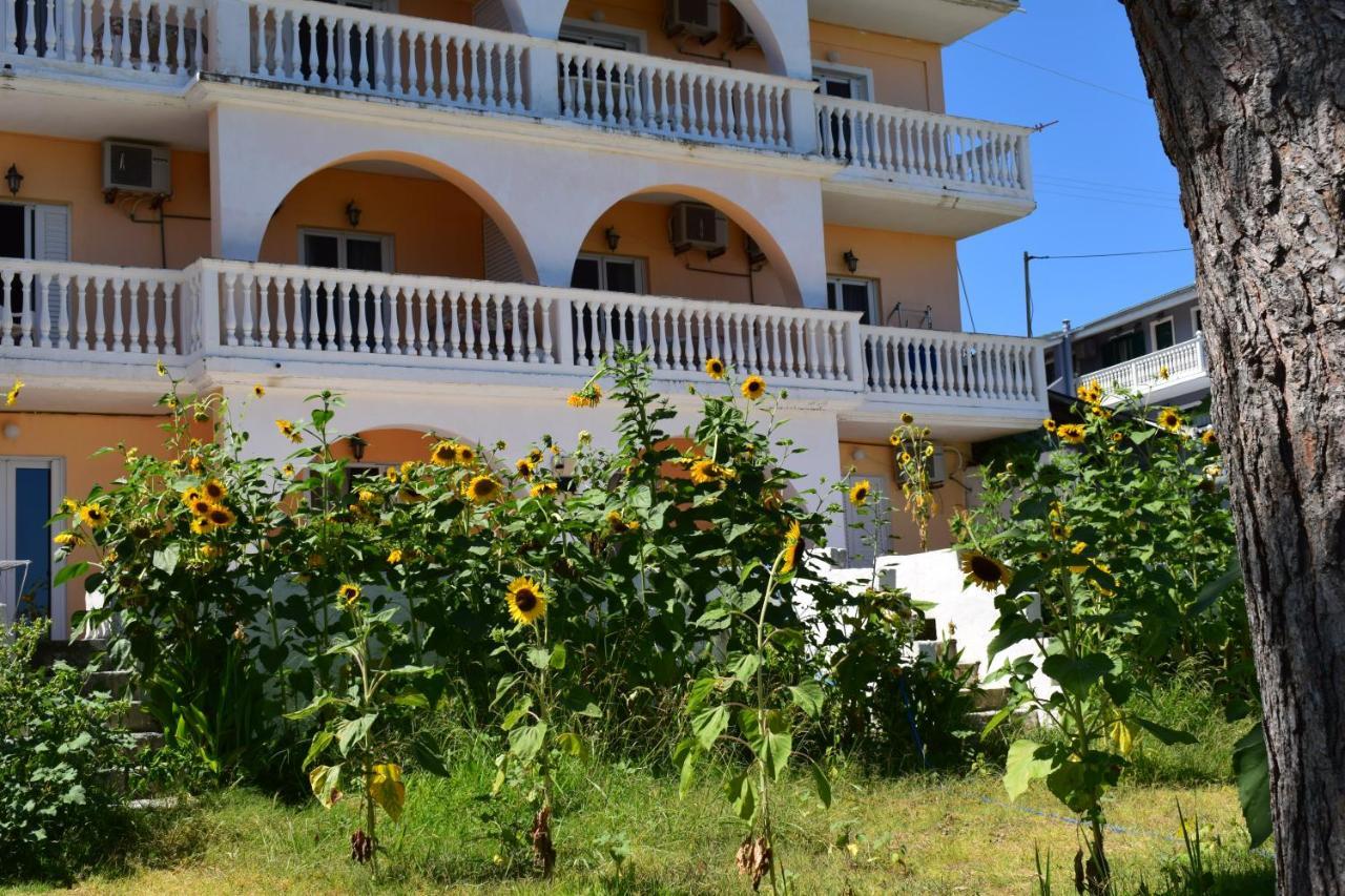 Red Sun Apartments Amoudi Bagian luar foto
