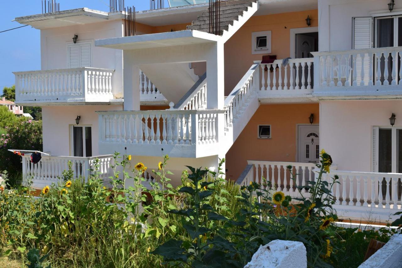Red Sun Apartments Amoudi Bagian luar foto