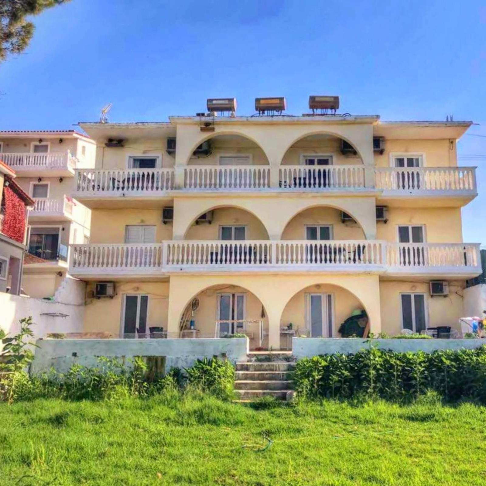 Red Sun Apartments Amoudi Bagian luar foto